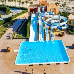 Wodne zjeżdżalnie i basen w Dream Lagoon Aqua Park Resort. Opinie gości potwierdzają świetną zabawę dla całej rodziny.
