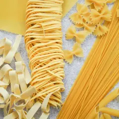 Różne rodzaje makaronów: tagliatelle, spaghetti, farfalle, penne i płaty lasagne. Zastanawiasz się nad ich spaghetti kcal?