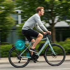 Hombre pedalea en una bici eléctrica, disfrutando del paisaje urbano. ¡Hay que pedalear en una bici eléctrica para moverse con facilidad!