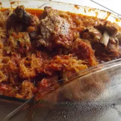 Pyszne żeberka w kapuście kiszonej w piekarniku, gotowe do podania.