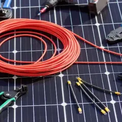 Jaki kabel do fotowoltaiki 10 kW? Wybierz mądrze, uniknij strat!