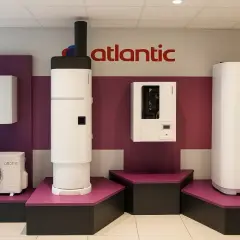 Plusieurs pompes à chaleur Atlantic sont exposées. Renseignez-vous sur le tarif entretien pompe à chaleur Atlantic pour un confort optimal.