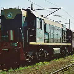 Lokomotywa SM48-104 z wagonami towarowymi na torach.