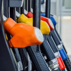 Kolorowe pistolety na stacji paliw. Czy wiesz, że diesel to paliwo, które napędza wiele samochodów?