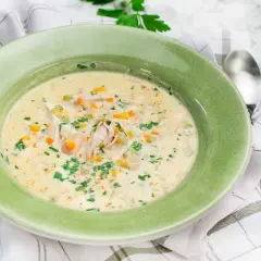 Krämig kycklingsoppa med morötter och persilja, perfekt för ett värmande kycklingsoppa recept.