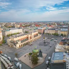 Kraków zwiedzanie: Rynek Główny z Sukiennicami, Kościołem Mariackim i wieżą Ratuszową. Widok z lotu ptaka.