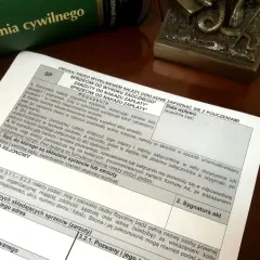 Formularz sprzeciwu od nakazu zapłaty, obok Kodeksu postępowania cywilnego.