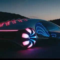 Futurystyczny Mercedes Vision AVTR z neonowymi światłami i podświetlanymi kołami, gotowy na nocną podróż.