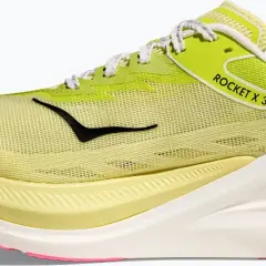 Jasnożółty but Hoka Rocket X3 z czarnym logo i białymi sznurówkami. Idealny do szybkiego biegania.
