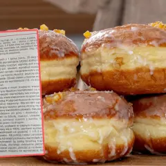 Stos pączków z lukrem i kandyzowaną skórką pomarańczową.