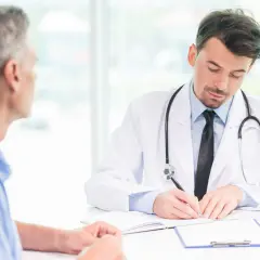 Lekarz rodzinny pisze receptę dla pacjenta. Zastanawiasz się, ile dni zwolnienia może wystawić lekarz rodzinny jednorazowo?