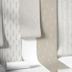 Delikatne wzory roślinne na rolkach tapety vintage. Subtelne gałązki i liście tworzą romantyczny klimat.