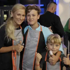Sylwia Juszczak z synami w fartuchach, gotowi na kulinarną przygodę.