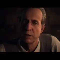Starszy mężczyzna z siwiejącymi włosami i zmarszczkami na twarzy, w kamizelce i koszuli. Wygląda na zaniepokojonego. Scena z Until Dawn remake.