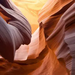 Gefaltete Sandsteinfelsen im Antelope Canyon, einem der besten Reiseziele im September weltweit.