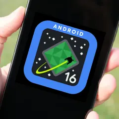 Ikona Android 16 na ekranie telefonu. Zielona, geometryczna wyspa na ciemnym tle z białymi kropkami.