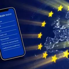 Teléfono con la app EUDI Wallet y el mapa de Europa con estrellas, representando la identidad digital europea bajo eidas 2.