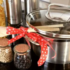 Zestaw do gotowania: garnek, drewniana łyżka, przyprawy w słoiczkach. To wszystko, co potrzebne, by stworzyć coś pysznego, czyli dania garmażeryjne.