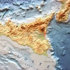 Włochy morze: mapa Sycylii z górami, miastami i zatokami, otoczona przez Morze Śródziemne i Morze Sycylijskie.