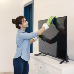 OLED: Jak czyścić ekran, by go nie zniszczyć? Sprawdzone metody.