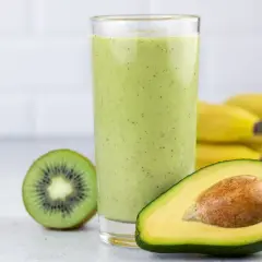 Zielony koktajl z awokado, kiwi i bananów. Pyszny i zdrowy napój.