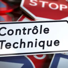Panneau "Contrôle Technique" sur fond de panneaux de signalisation variés, dont un STOP. Attention, votre contrôle technique est dépassé !