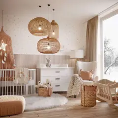Przytulny, beżowy pokój dla niemowlaka z wiklinowymi lampami, łóżeczkiem i bujaczkiem.