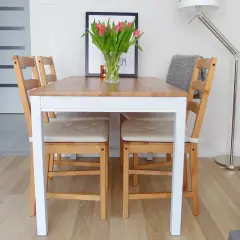 Jak odnowić stół z płyty? Poradnik DIY: malowanie, oklejanie, koszty
