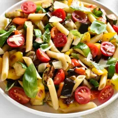 Bunter Nudelsalat ohne Mayo mit Penne, gegrilltem Gemüse, Kirschtomaten und Parmesan. Ein leichter Genuss!