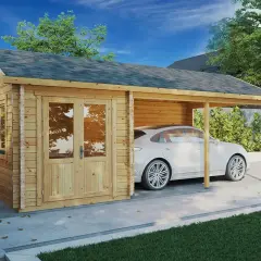 En vit bil parkerad under en nybyggd carport i trä. Enkel och funktionell lösning för att bygga carport.