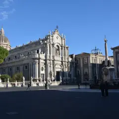 Piazza del Duomo a Catania: la cattedrale, l'elefante e l'obelisco, perfetti per scoprire cosa vedere a Catania in un giorno.