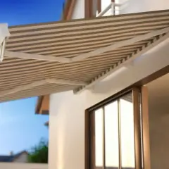 Gestreifte Markise über einer Terrassentür. Perfekt, um sie im Sommer zu reinigen und Schatten zu spenden.