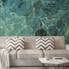 Soggiorno moderno con divano grigio e carta da parati su cartongesso effetto marmo verde acqua.