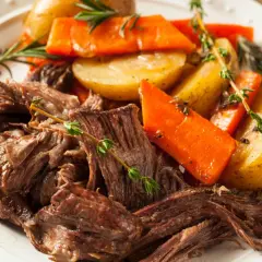 Pyszna pieczeń wołowa z ziemniakami i marchewką, idealna na obiad. Ten przepis na pieczeń wołową zachwyci każdego!