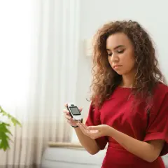 Ragazza con glucometro, forse per un palato salato o per monitorare la glicemia.