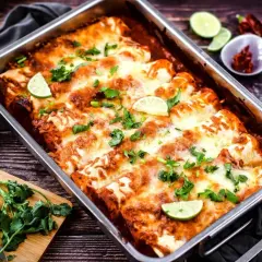 Herzhafte Enchiladas im Ofen, überbacken mit Käse und garniert mit Limettenspalten und Koriander. Ein tolles Enchiladas Rezept für jeden Anlass.