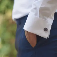 Jaka koszula do granatowych spodni, aby wyglądać stylowo i modnie?