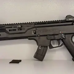 Cz Scorpion Evo 3 S1 Carbine cena. Czarny karabinek z kolimatorem na szynie Picatinny, magazynkiem i chwytem pistoletowym.
