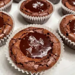Kladdmuffins med chokladkola, toppade med flingsalt. Perfekta för fikat!