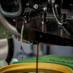 Aceite de motor fluye, mostrando su densidad. Un cambio de aceite es crucial para el buen funcionamiento.