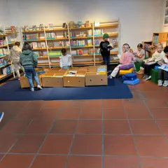 Kinder entdecken in der Bibliothek Wiehl spannende Bücher.