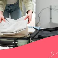 Persona doblando ropa para aprender como hacer una maleta para ahorrar espacio.