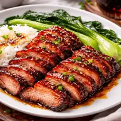 Skivat, glaserat fläskkött med ris och grönsaker. Perfekt när man vill veta att man kan steka i sesamolja för extra smak.