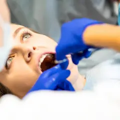 Czy chirurgiczne usuwanie zęba boli? Poznaj prawdę o bólu po zabiegu