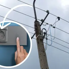 Zastanawiasz się, ile metrów przewodu elektrycznego na dom potrzeba? Obrazek pokazuje gniazdko i słup energetyczny, symbolizując potrzebę energii.