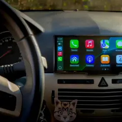 CarPlay co to? Ekran multimedialny w samochodzie z ikonami: Telefon, Muzyka, Mapy, Wiadomości, Samochód, Podcasty, Audiobooki, Kalendarz, Ustawienia.