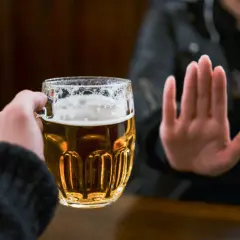 Czy dziecko może pić piwo bezalkoholowe? Zrozum prawne i wychowawcze aspekty