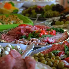 Bogaty catering imprezowy: wędliny, jajka przepiórcze, oliwki, warzywa i owoce. Idealne menu na przyjęcie.