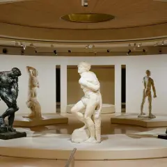 Sculptures d'hommes dans une galerie d'art, une belle expo du moment.