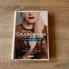 Okładka książki "Lot nisko nad ziemią" autorstwa Albeny Grabowskiej.